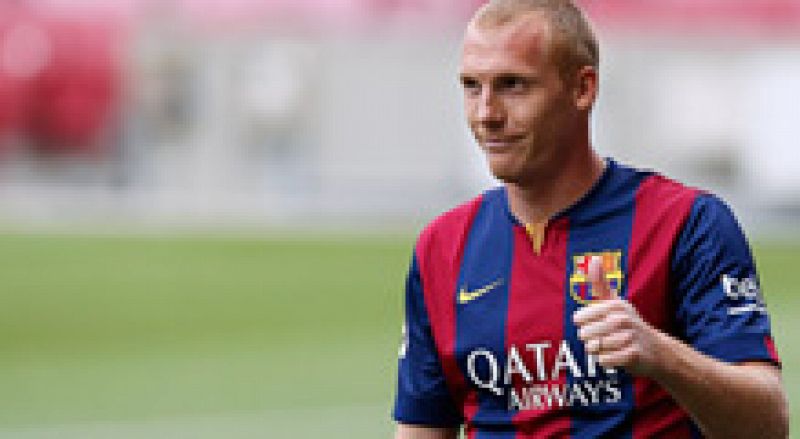 El nuevo jugador del Barcelona, el francés Mathieu, ha sido presentado oficialmente como nuevo jugador del club azulgrana en el Camp Nou.