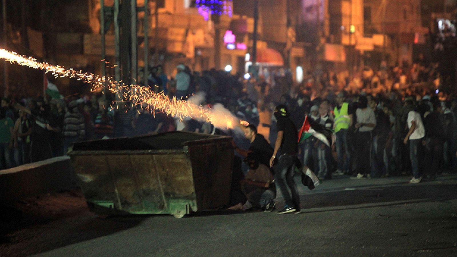 La rabia y la indignación palestina se han trasladado a Cisjordania, donde al menos dos personas han muerto en Ramala durante una multitudinaria marcha de protesta contra "el genocidio en Gaza", marchas que se han repetido en distintas localidades cisjordanas. Mientras, se ha inciado el decimoctavo día de ofensiva israelí contra Gaza y el balance de fallecidos no para de aumentar. Según fuentes palestinas, la cifra de fallecidos supera ya las 800 personas, la mayoría de ellos civiles. 