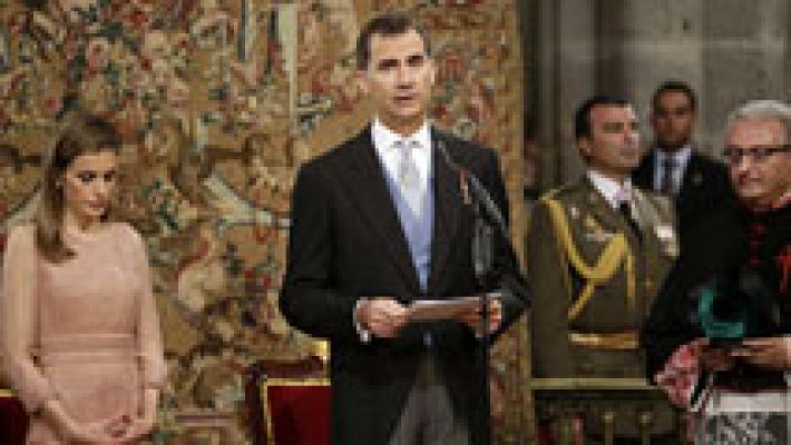 Felipe VI recuerda en Santiago a las víctimas de Angrois y  los afectados por el paro