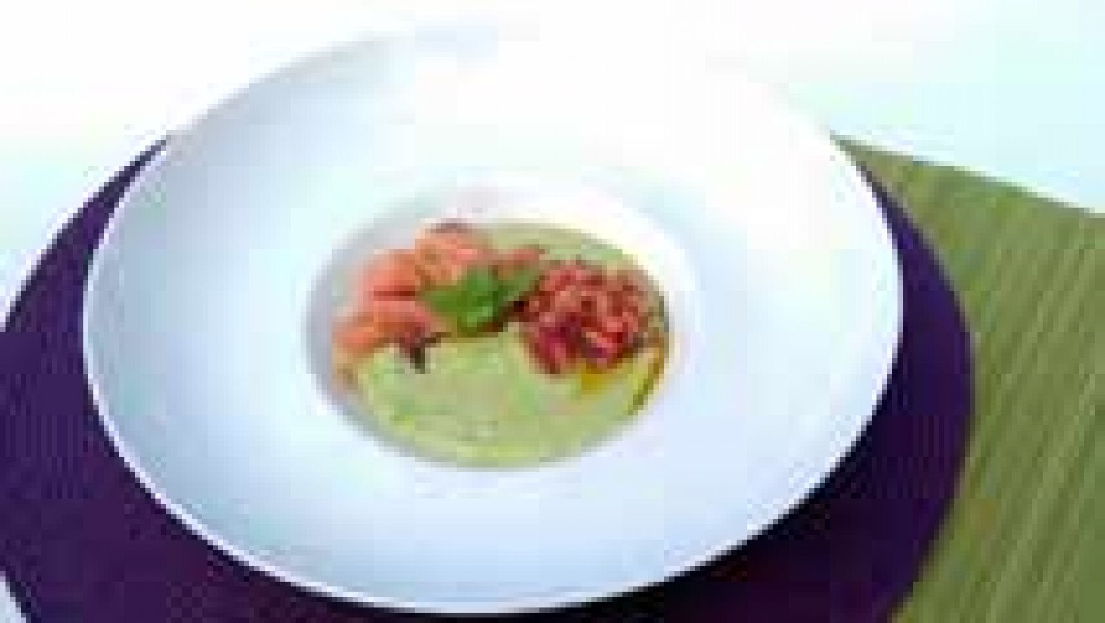 RTVE Cocina: Crema fría de aguacate y yogur con topping de salmón ahumado