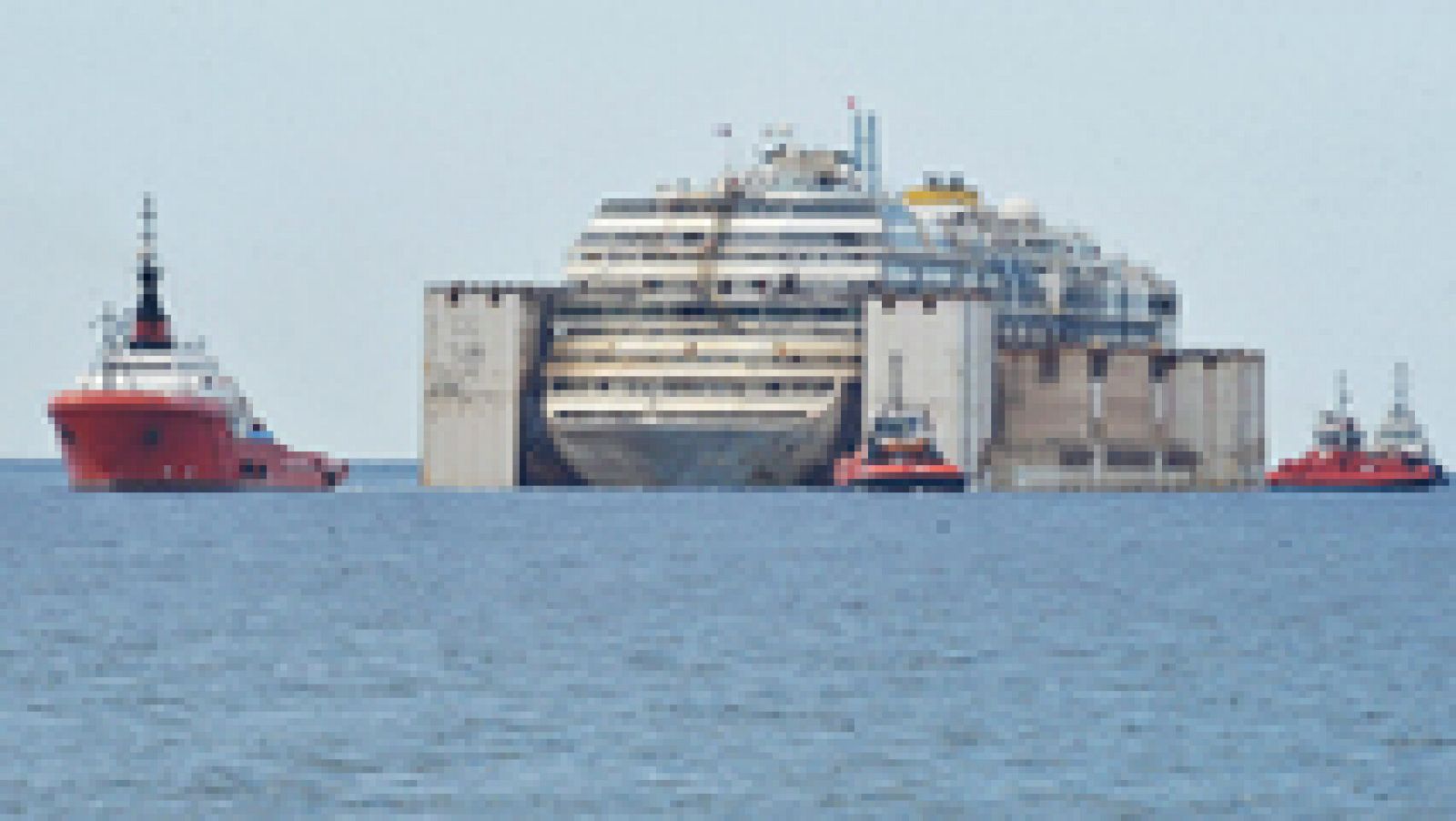 El Costa Concordia llega al puerto de Génova
