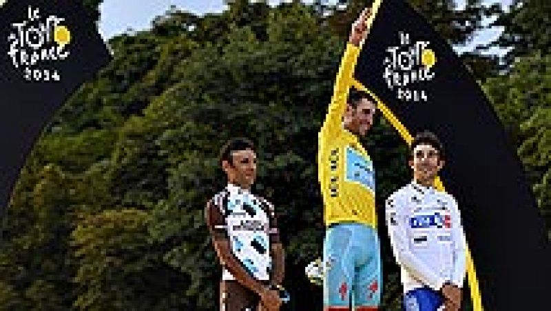 Jean-Christophe Péraud, joven veterano de 37 años, pero solo cuatro en el ciclismo en ruta, y Thibaut Pinot, un niño prodigio que comienza a combatir con los mejores, ambos subidos al podio de los Campos Elíseos, hacen soñar a Francia con un renacer 