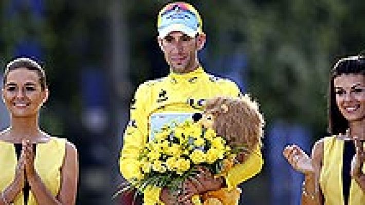 Nibali sube a lo más alto de podio parisino de los Campos Elíseos