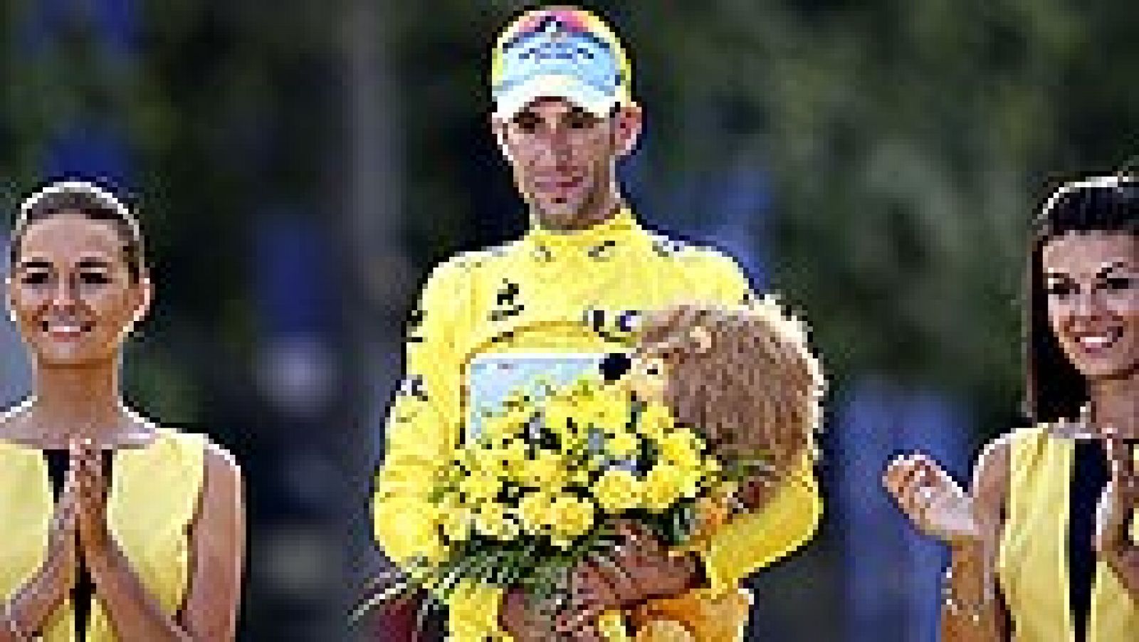 El italiano Vincenzo Nibali, ganador de la 101 edición del Tour de Francia, aseguró hoy desde el podio de los Campos Elíseos, tras recibir el último maillot amarillo, que su triunfo se construyó "paso a paso". "Este es el momento más importante y bon