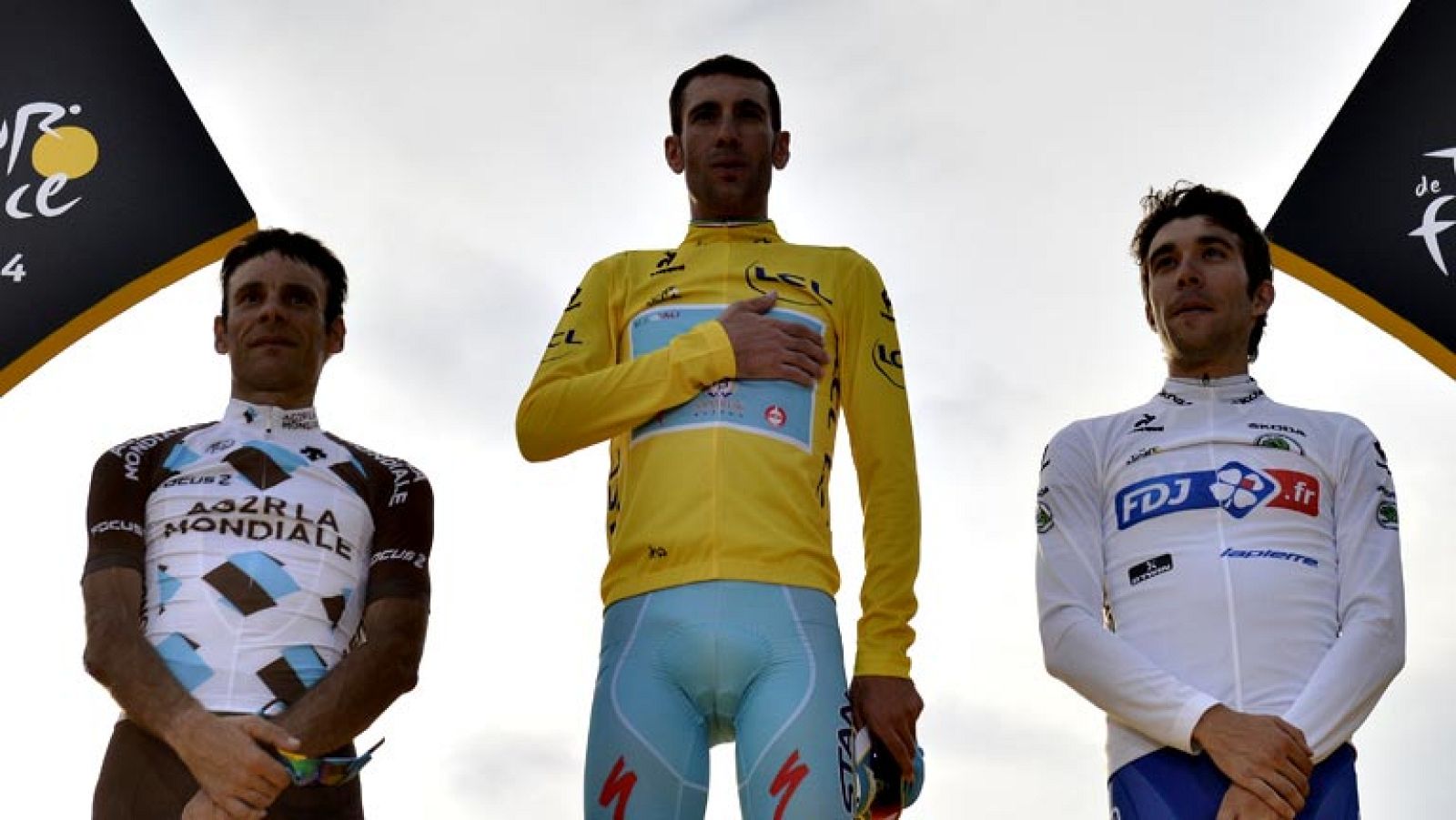 El italiano Vincenzo Nibali se convirtió hoy en tres veces grande nada más atravesar la meta de París, ya que pasa a la historia como uno de los seis ciclistas ganadores de Tour, Giro y Vuelta, en una jornada festiva, de homenaje al "Tiburón de Mesin