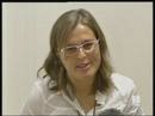  - Emocionada y sonriente