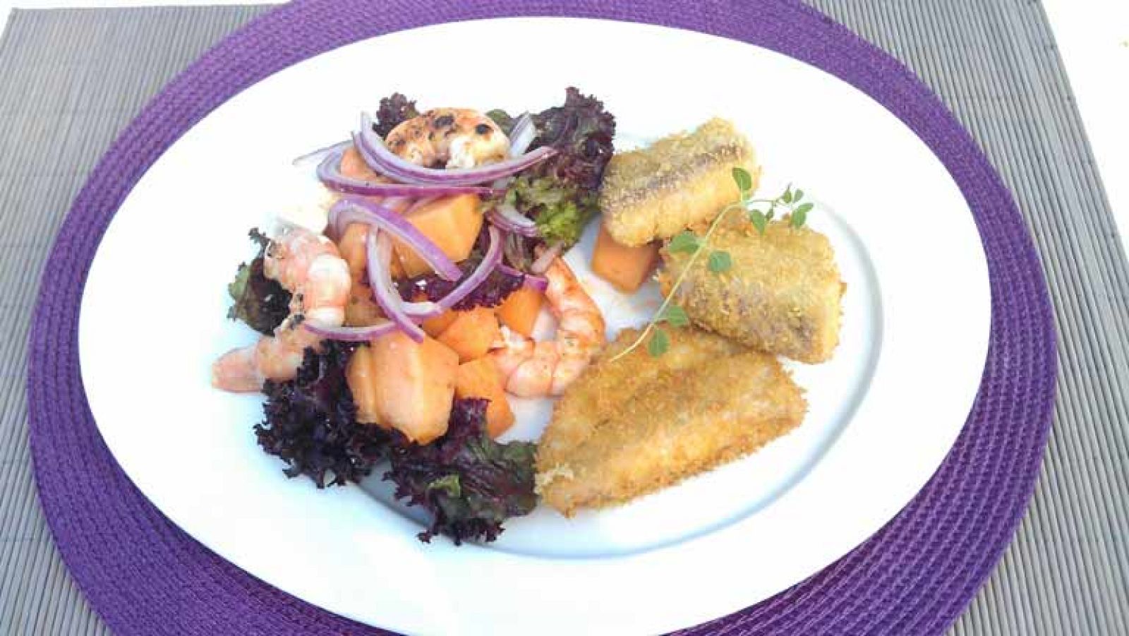 La mañana - Mendregal o merluza crujiente con ensalada de melón, cebolleta y langostinos