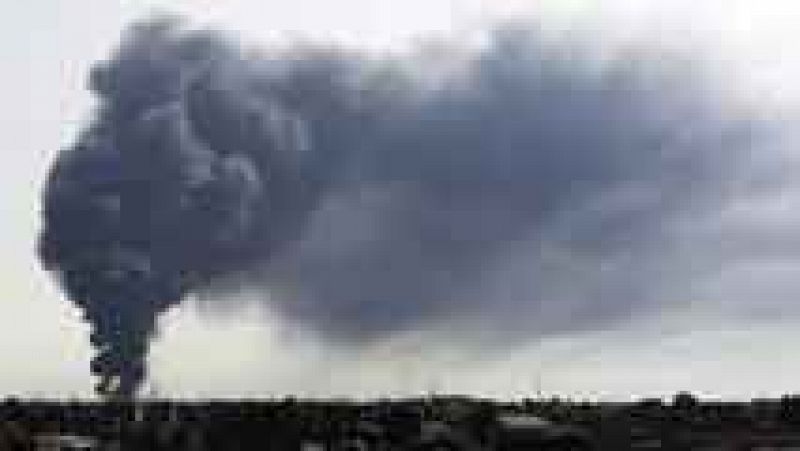 El Gobierno libio pide ayuda internacional para extinguir el incendio de un depósito de combustible que amenaza Trípoli 