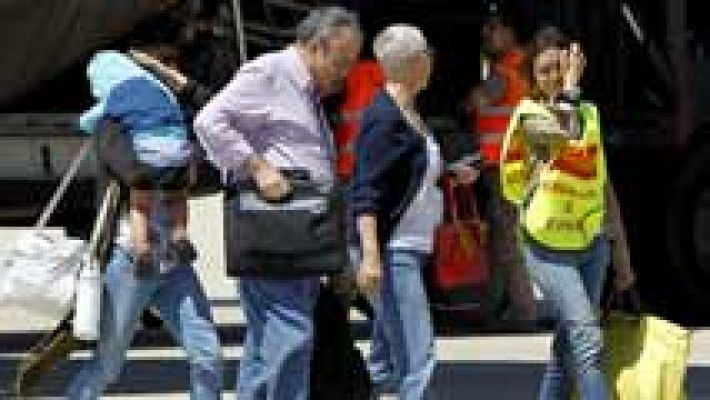 Telediario 1 - Los primeros españoles evacuados de Libia llegan a Madrid