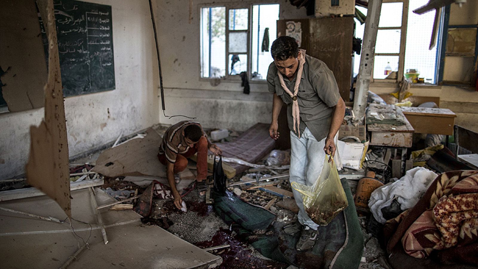  La ofensiva israelí en la franja de Gaza han acabado con la vida de más de 30 personas en la madrugada de este miércoles. De ellas, al menos 20 han fallecido en un nuevo ataque a una escuela de la ONU en Jabalya, según han informado fuentes del Ministerio de Sanidad. Según Israel, el Ejército ha atacado al menos "75 posiciones" durante la pasada noche. Tras 23 días desde que se iniciara la 'Operación Margen Protector' el balance de fallecidos asciende ya a más de 1.262 muertos, de los cuales más de 280 son niños, según datos de la ONU.