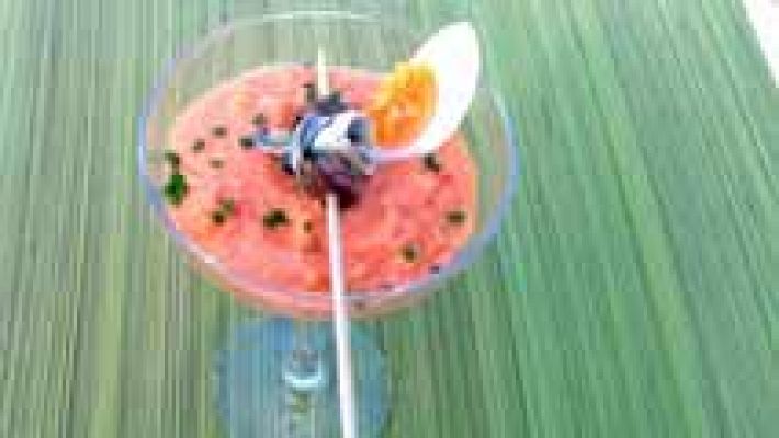 Copa de salmorejo con matrimonio y huevo