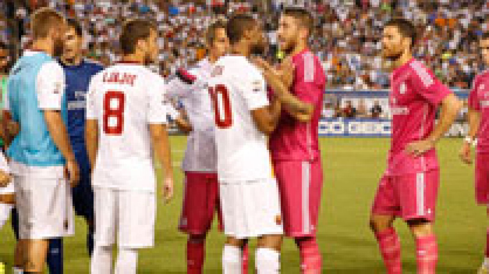 El centrocampista maliense del Roma, Seydou Keita, negó el saludo a Pepe, central portugués del Real Madrid, y luego le arrojó una botella con agua cuando los jugadores de ambos equipos se estrechaban las manos antes de jugar un partido de la International Champions Cup, que terminaron ganando los italianos por 0-1.