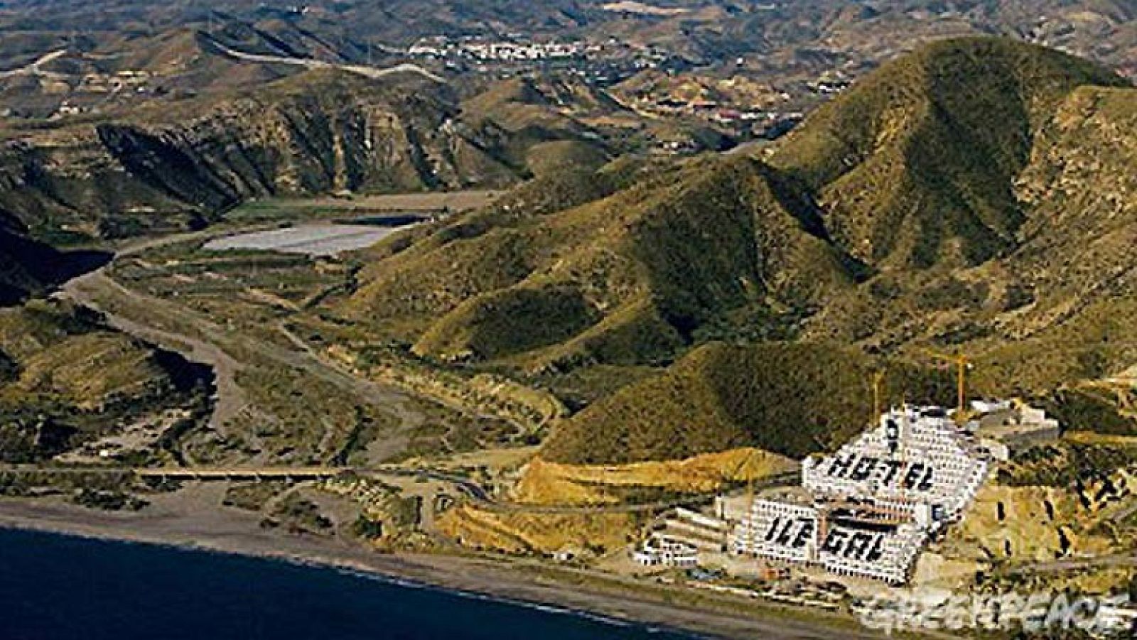 La licencia municipal de obras concedida en 2003 para construir el hotel en el paraje de El Algarrobico, en Carboneras (Almería),"se otorgó conforme al planeamiento urbanístico existente". Así lo ha dictaminado la Sección Tercera del Tribunal Superior de Justicia de Andalucía (TSJA) en una sentencia que estima los recursos de Ayuntamiento de Carboneras y empresa promotora Azata el Sol contra el fallo del juez de Almería, Jesús Rivera, que ordenó en 2008 la revisión de oficio de esa licencia al estimar que el hotel invadía el dominio público marítimo terrestre y se levantaba sobre suelo no urbanizable de especial protección.