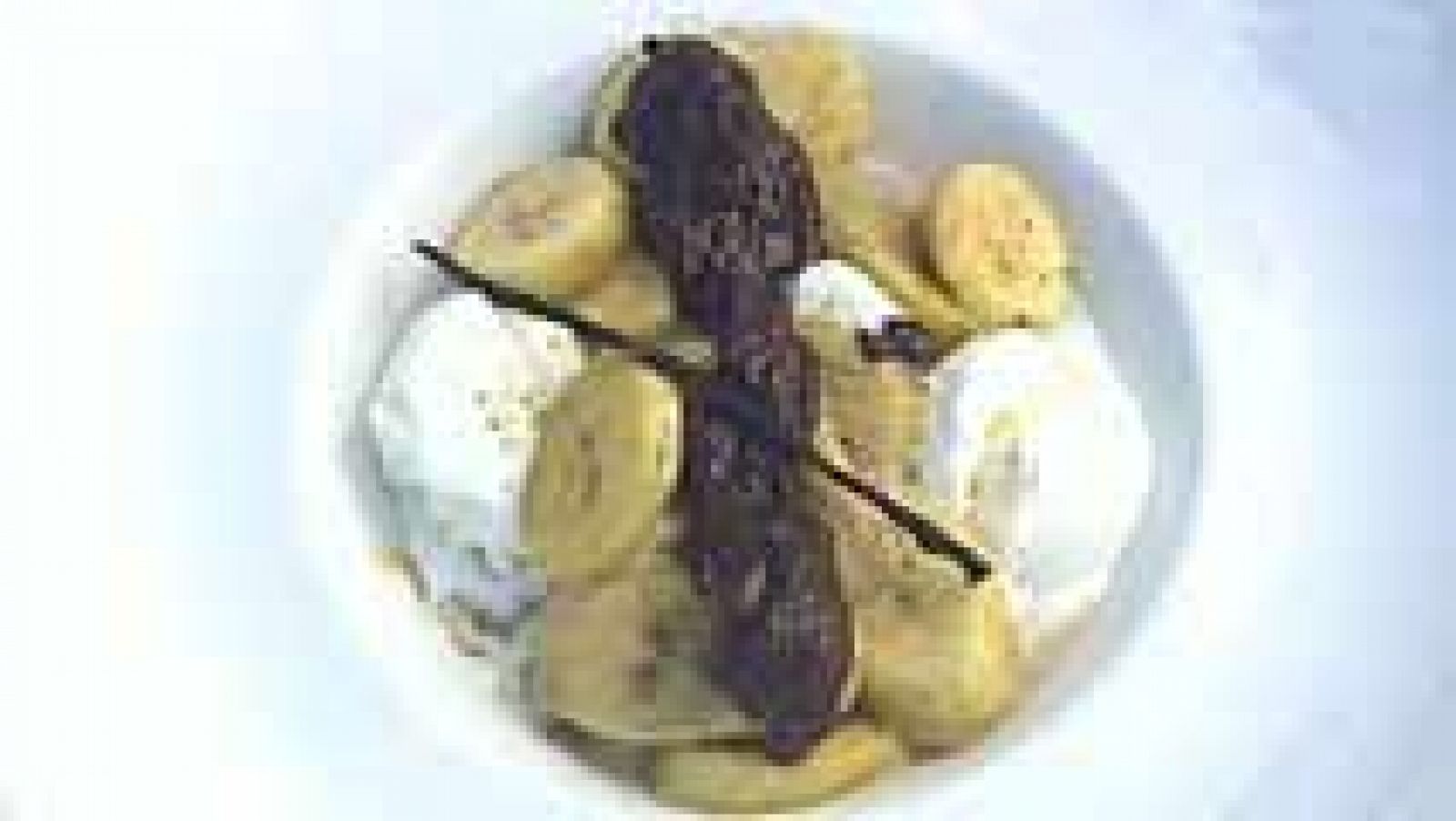 RTVE Cocina: Plátano con helado de nata y salsa de chocolate | RTVE Play