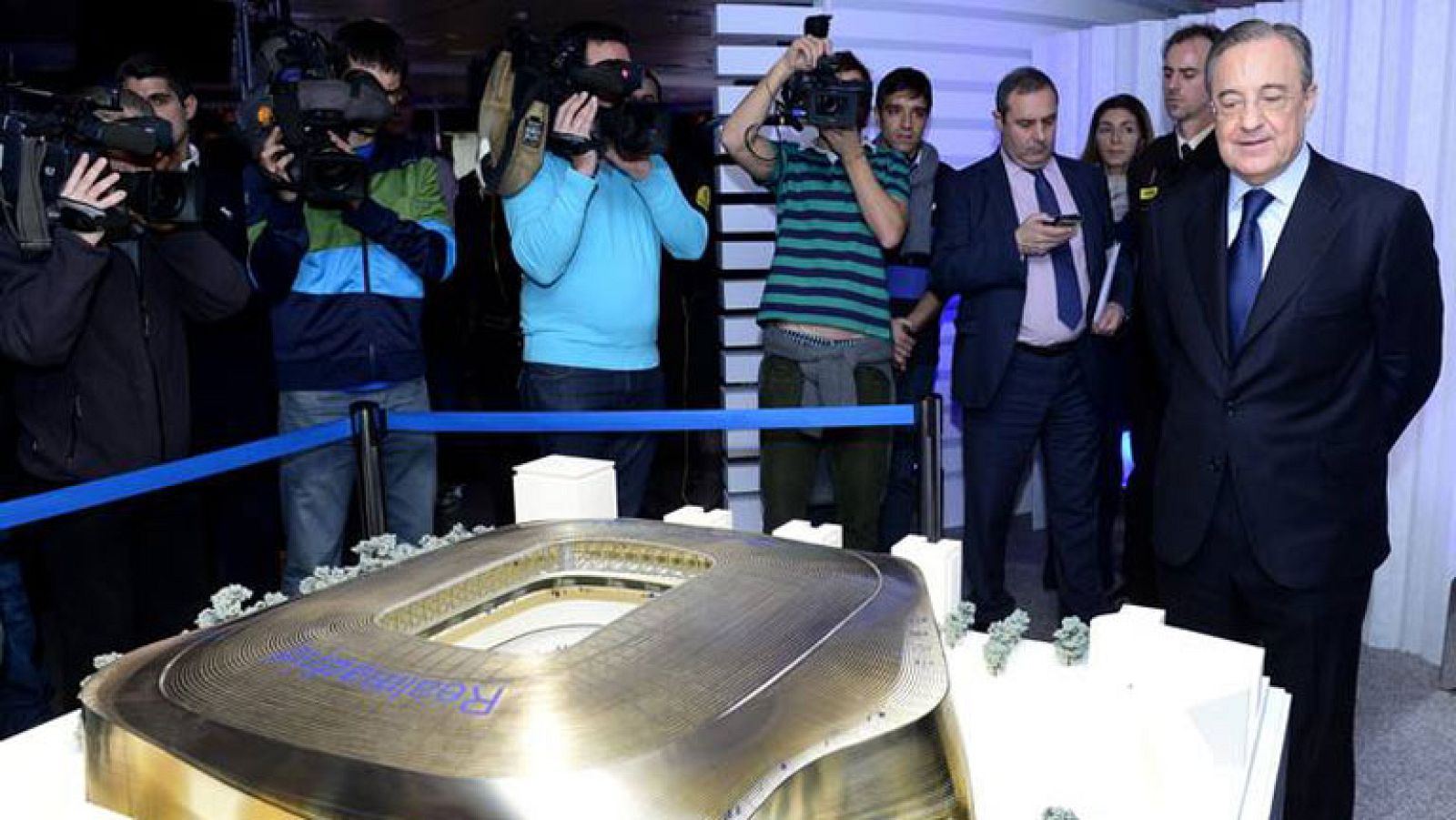 El Tribunal Superior de Justicia de Madrid (TSJM) ha paralizado cautelarmente la ampliación del estadio Santiago Bernabéu al ver "conexión directa" con la investigación abierta por la Comisión Europea por las posibles ayudas públicas recibidas por el club de fútbol Real Madrid. 