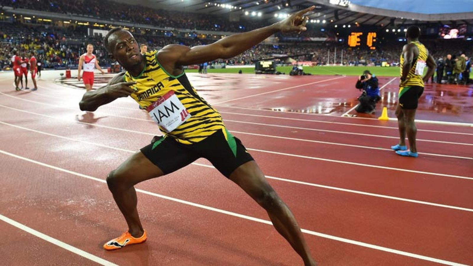 El atleta jamaicano Usain Bolt brilló este sábado en el 4x100 para dar a su país el oro en los Juegos de la Commonwealth que se están disputando en Glasgow, sin importarle la lluvia que dejó empapada la pista de Hampden Park.  El seis veces campeón olímpico hizo las delicias de los presentes con una explosión final para dar la victoria a Jamaica sobre Inglaterra y Trinidad y Tobago, con un nuevo récord de los campeonatos, 37.58. 