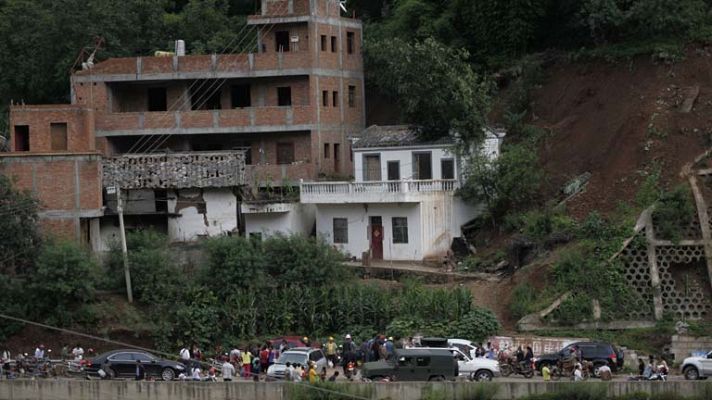 Telediario 1 - Un terremoto 6,5 grados en China deja más de 300 muertos