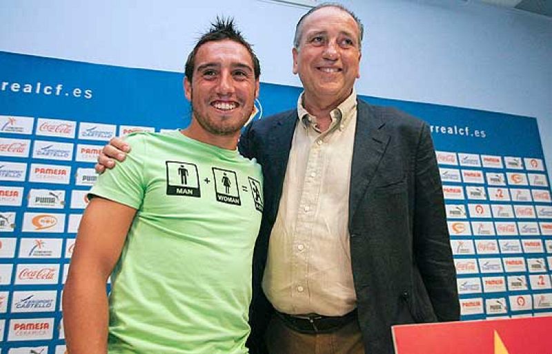 El valencianista, David Villa, y el jugador del Villarreal, Cazorla, que han mejorado sus contratos con sus respectivos equipos, parecen ya muy lejos del Real Madrid.