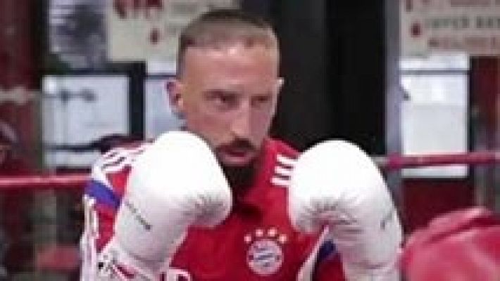 Franck Ribery luce sus habilidades como boxeador