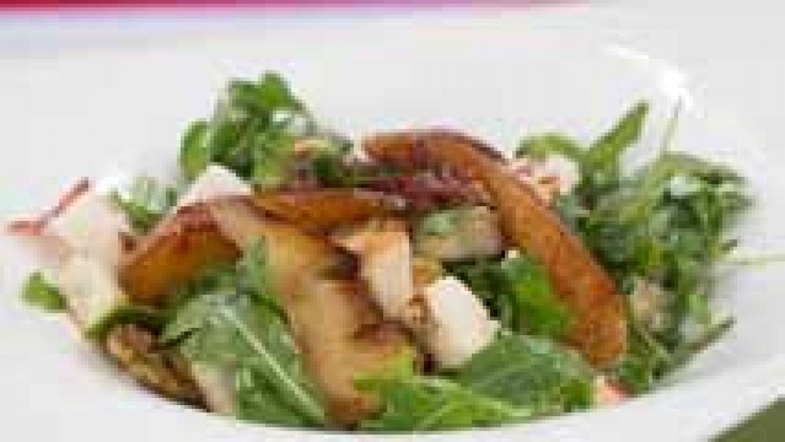  Ensalada de rúcula con peras tostadas, bacon y gorgonzola