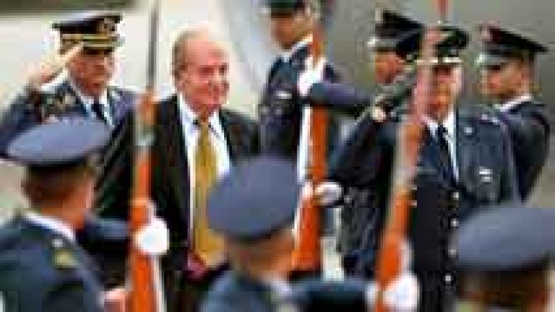 Don Juan Carlos asiste a los actos de toma de posesión de Juan Manuel Santos 