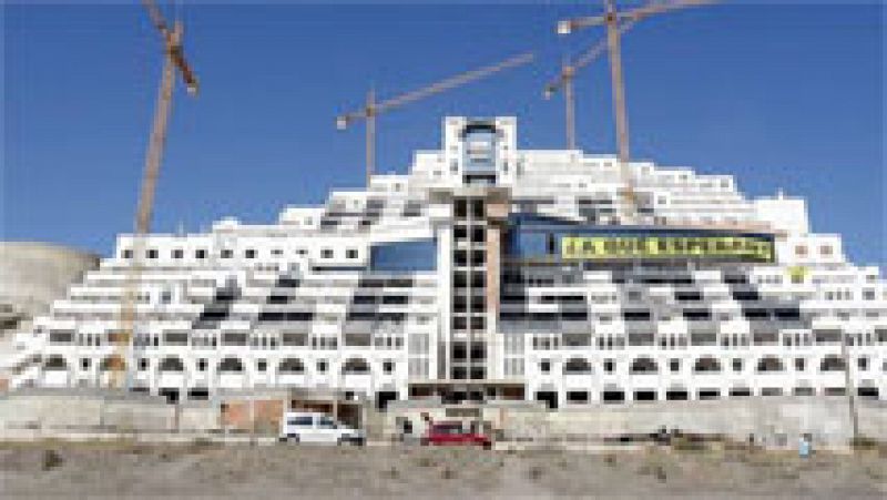 La Junta de Andalucía comprará los terrenos del hotel Algarrobico para su demolición 