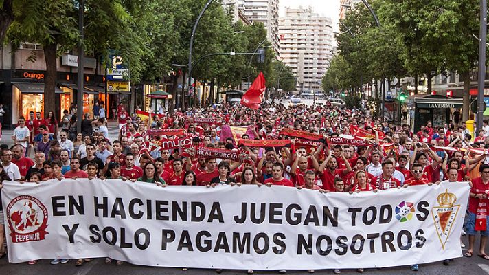 Telediario 1 - Murcia y Racing, pendientes de su futuro