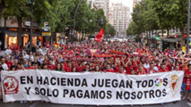 Este jueves la LFP decidirá el futuro de Murcia y Racing, que viven pendientes de la decisión para saber en qué categoría jugarán la próxima temporada.