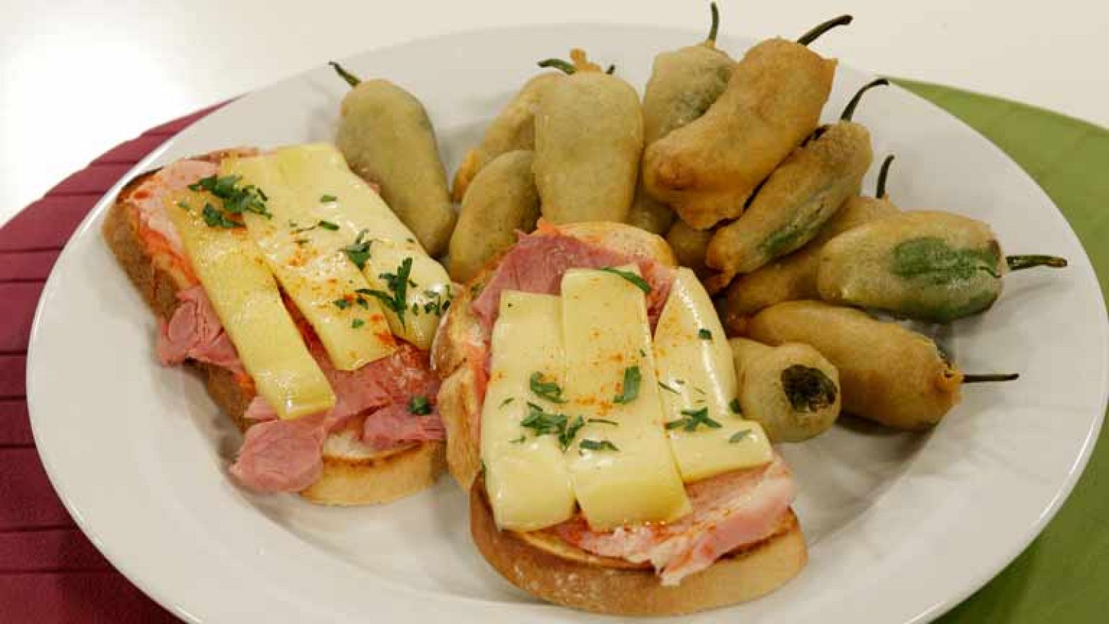 La mañana - Pimientos de padrón en tempura de cerveza y tostas de lacón y tetilla