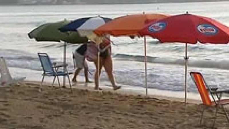 El Ayuntamiento de Cullera prohíbe entrar en la playa antes de las 7:30 a poner la sombrilla 