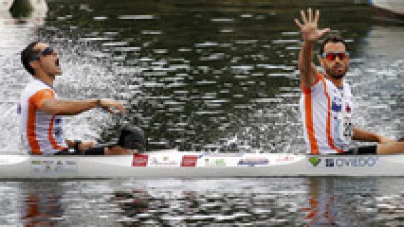 Por quinta vez consecutiva, Walter Bouzán y Álvaro Fernández han conquistado el popular descenso del río Sella, en el que han participado cerca de 900 palistas de 17 países.