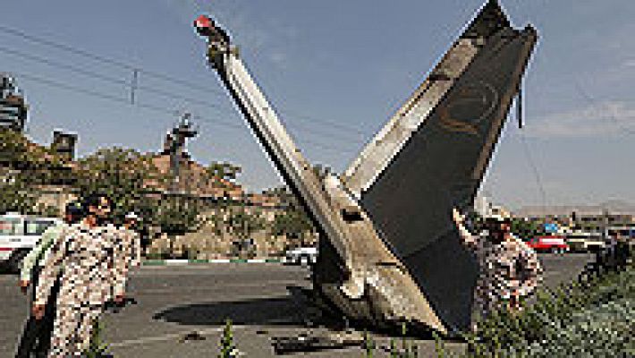 Más de 40 muertos al estrellarse un avión de pasajeros en Teherán