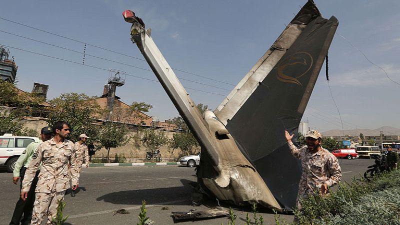 Más de 40 muertos al estrellarse un avión de pasajeros en Teherán