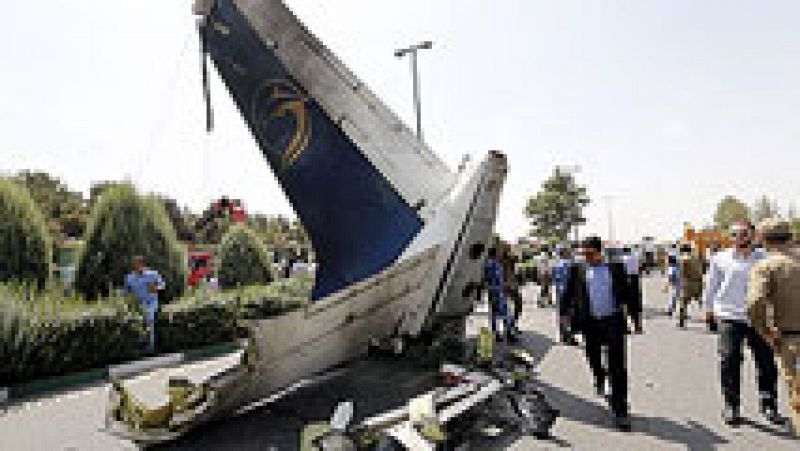 Decenas de muertos al estrellarse un avión de pasajeros en Teherán