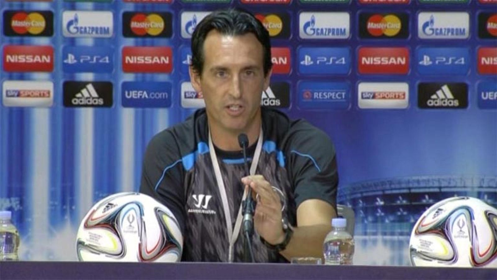 El técnico del Sevilla compareció en la rueda de prensa previa a la final junto a Beto y a Fazio.