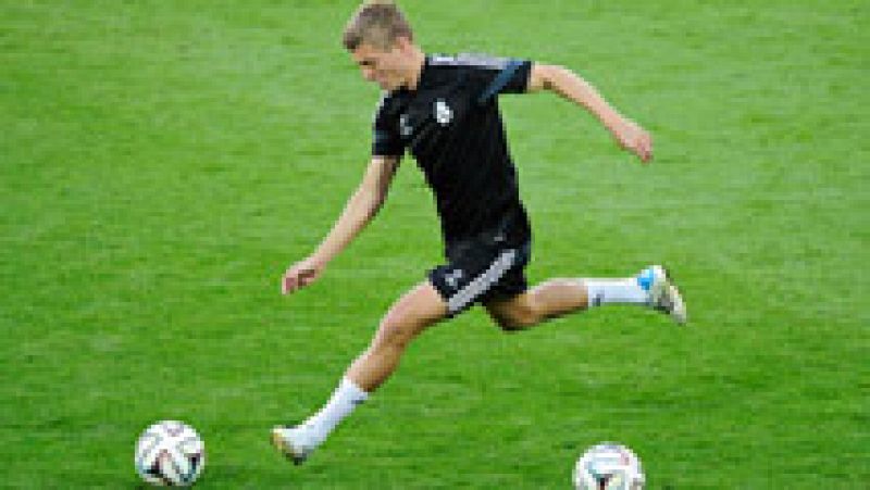 El entrenador del Real Madrid, Carlo Ancelotti, ha confirmado que Tony Kroos y James Rodríguez jugarán de inicio contra el Sevilla en la Supercopa de Europa. Será su debut oficial como jugadores madridistas.