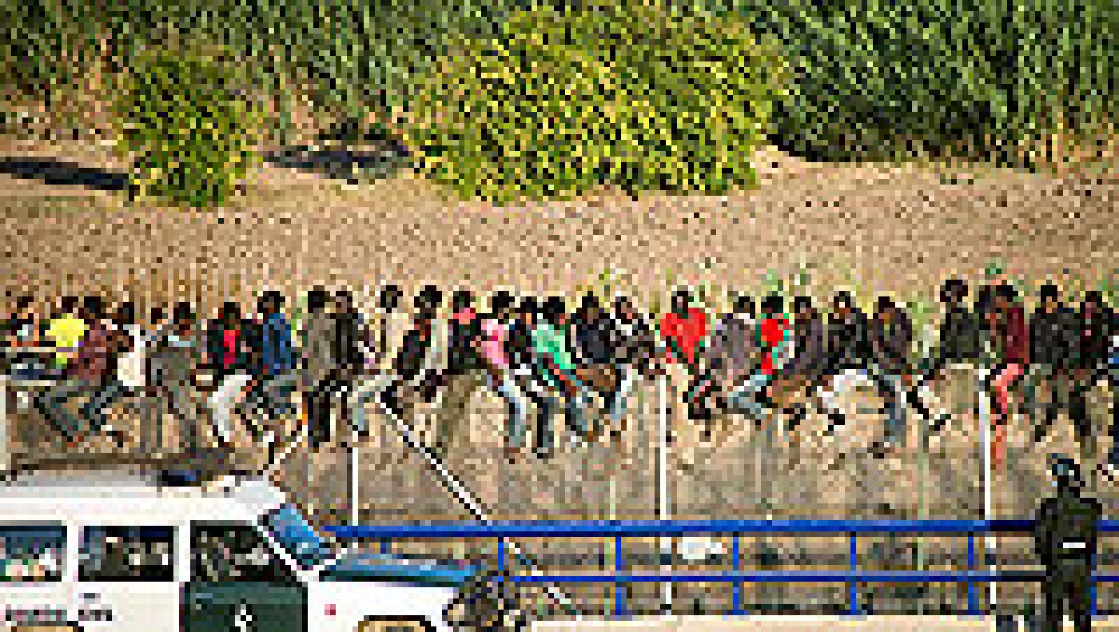 Informativo 24h: Unos 700 inmigrantes intentan saltar la valla de Melilla y una treintena lo consigue | RTVE Play