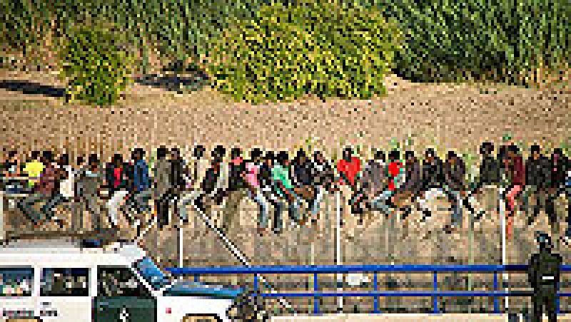Unos 700 inmigrantes intentan saltar la valla de Melilla y una treintena lo consigue