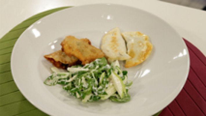 Empanadillas de espinacas con queso de cabra y ensalada de c