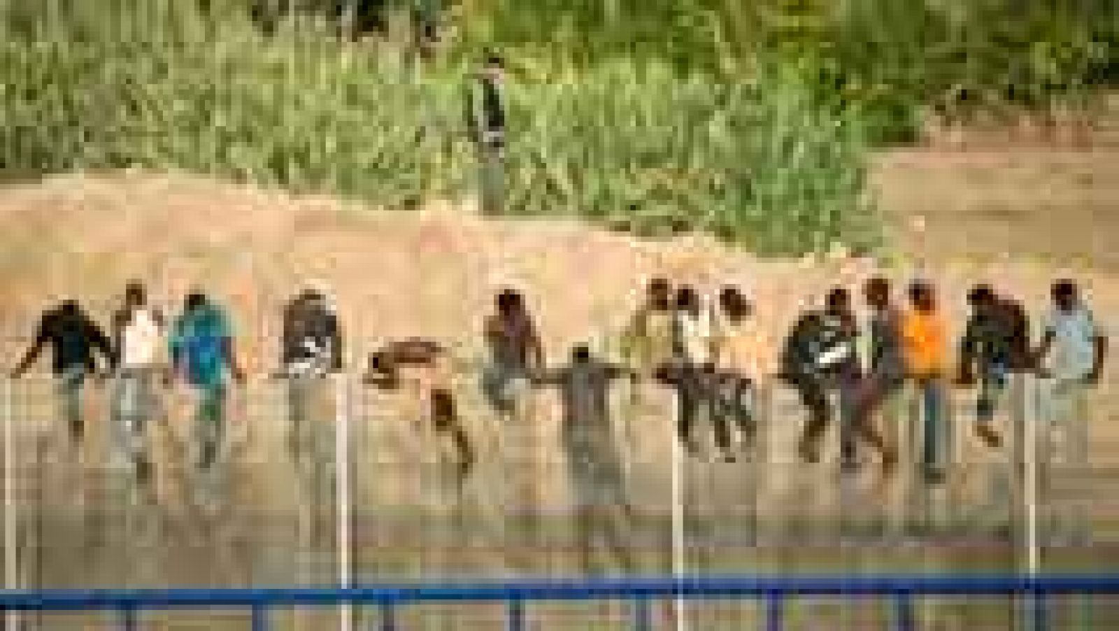 Setecientos inmigrantes intentan pasar la valla de Melilla y ochenta lo logran 