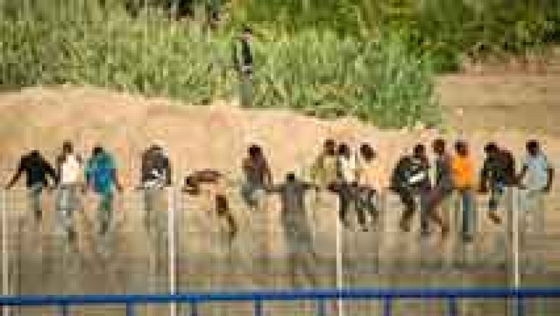 Setecientos inmigrantes intentan pasar la valla de Melilla y ochenta lo logran 