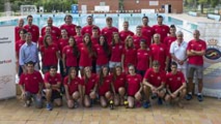 El equipo español de natación se hace la foto antes de viajar al Europeo de Berlín