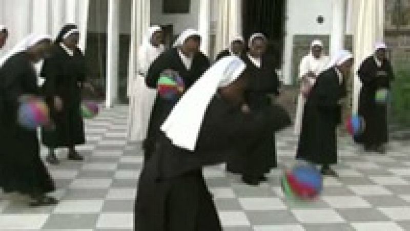 La Federación Española de Baloncesto ha donado una canasta nueva y balones a las monjas de un convento de clausura de Sevilla.