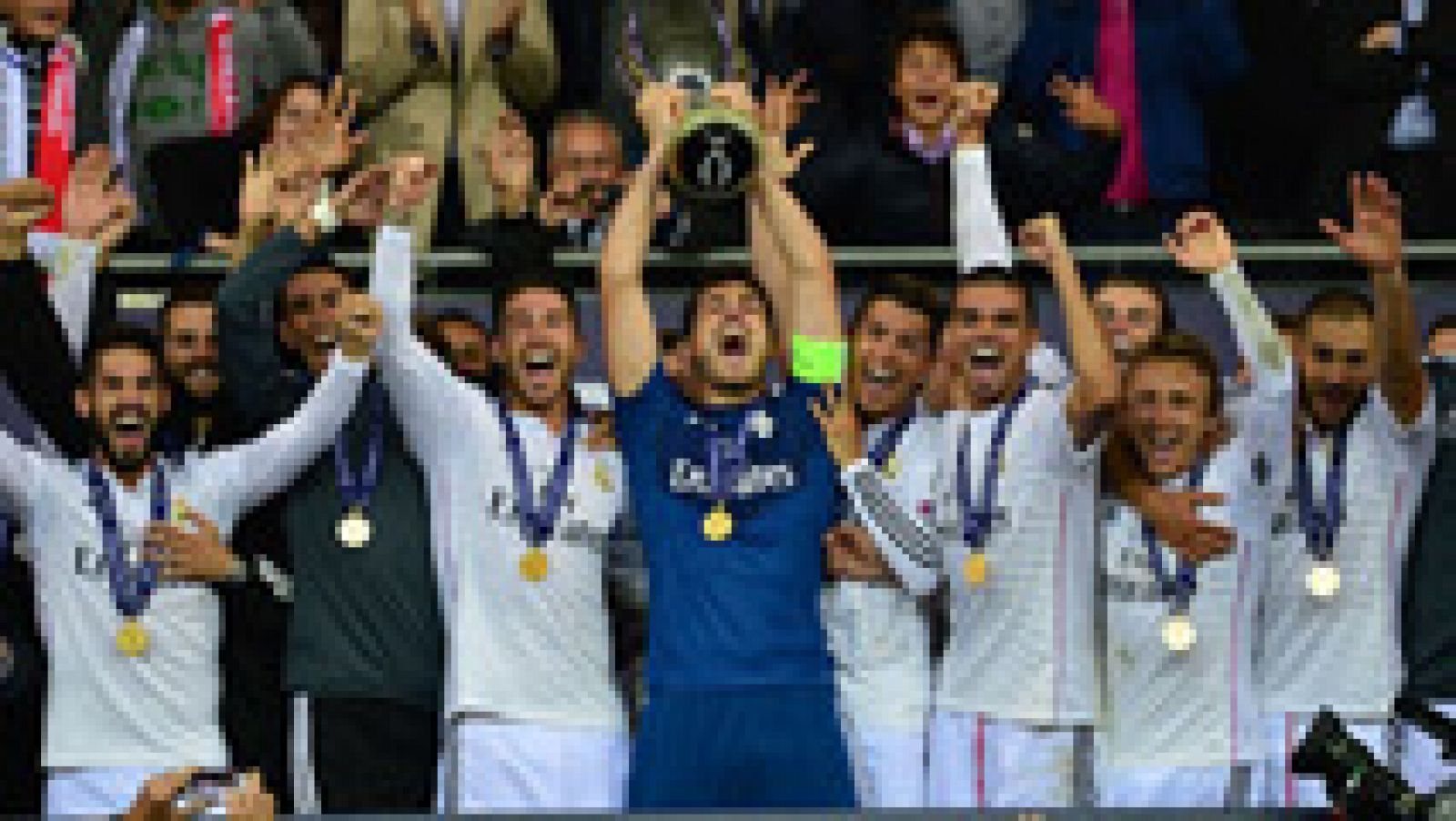 Iker Casillas levantó la Supercopa de Europa conquistada por el Real Madrid en la final contra el Sevilla en Cardiff.