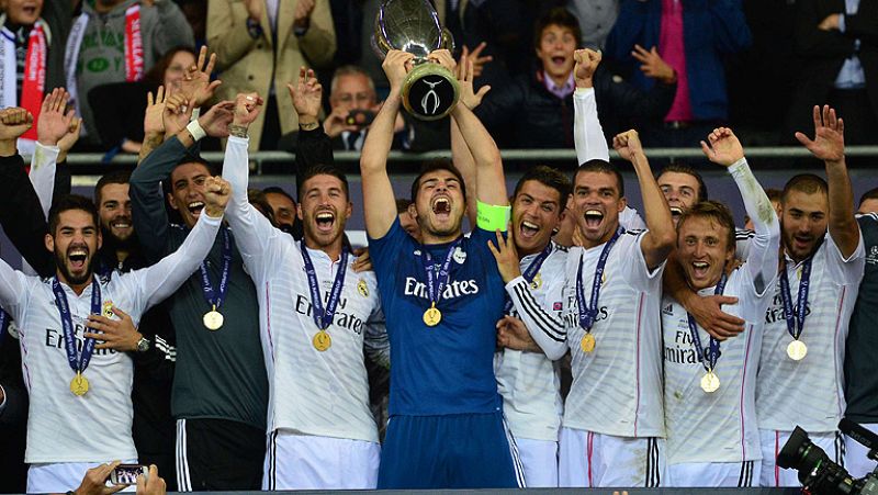 Iker Casillas levantó la Supercopa de Europa conquistada por el Real Madrid en la final contra el Sevilla en Cardiff.