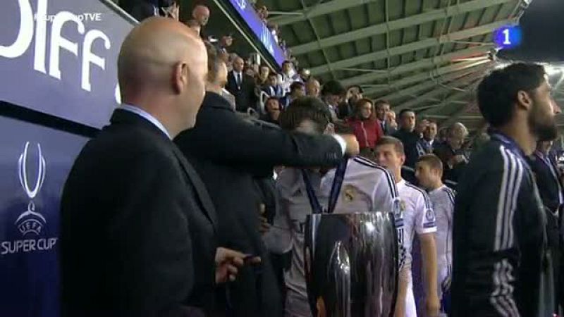  Xabi Alonso contrariado ante Platini