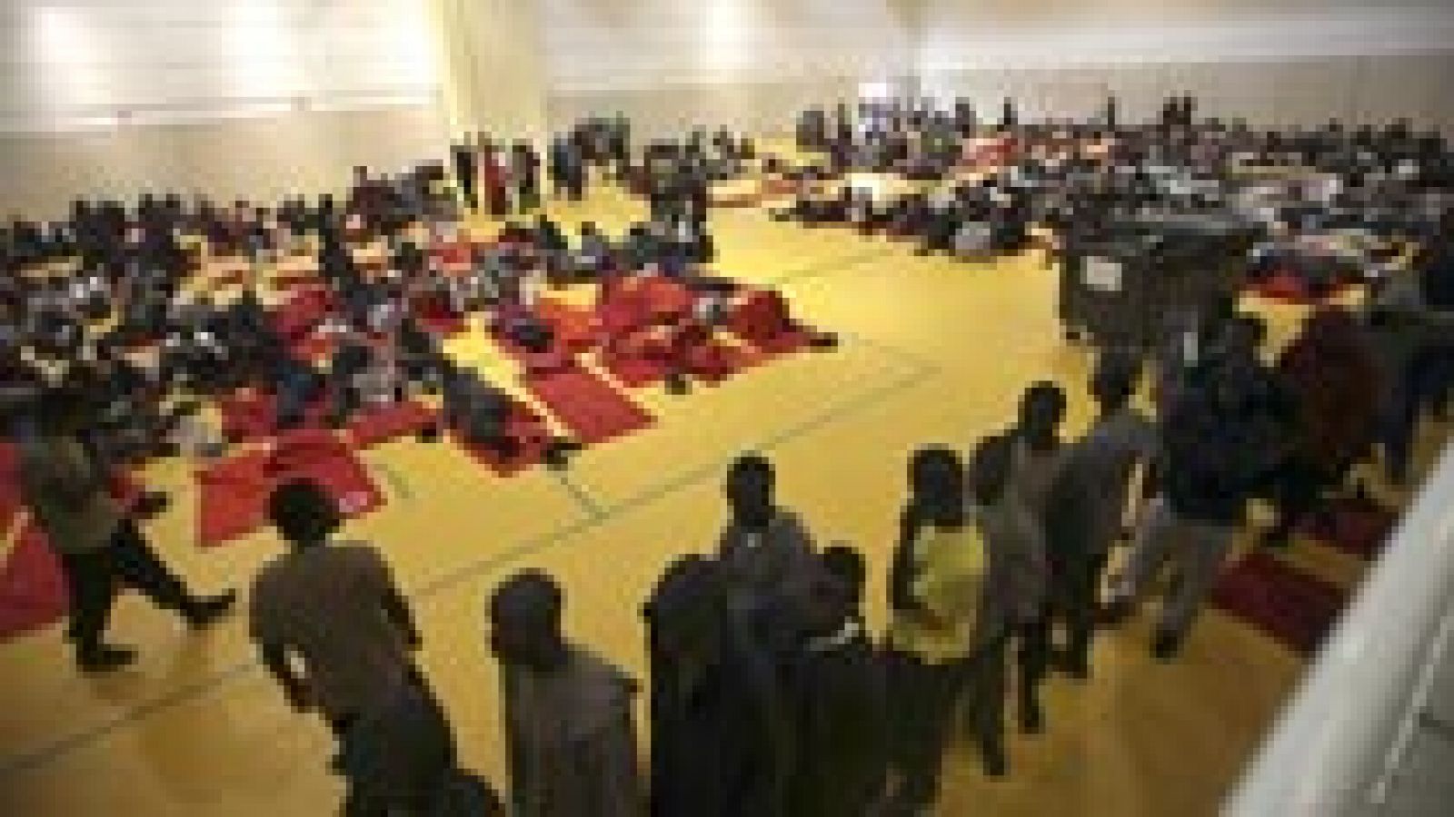 Casi mil inmigrantes ocupan dos polideportivos de Tarifa tras su rescate en el Estrecho - Informativo 24h | Ver