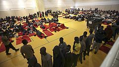 Casi mil inmigrantes ocupan dos polideportivos de Tarifa tras su rescate en el Estrecho