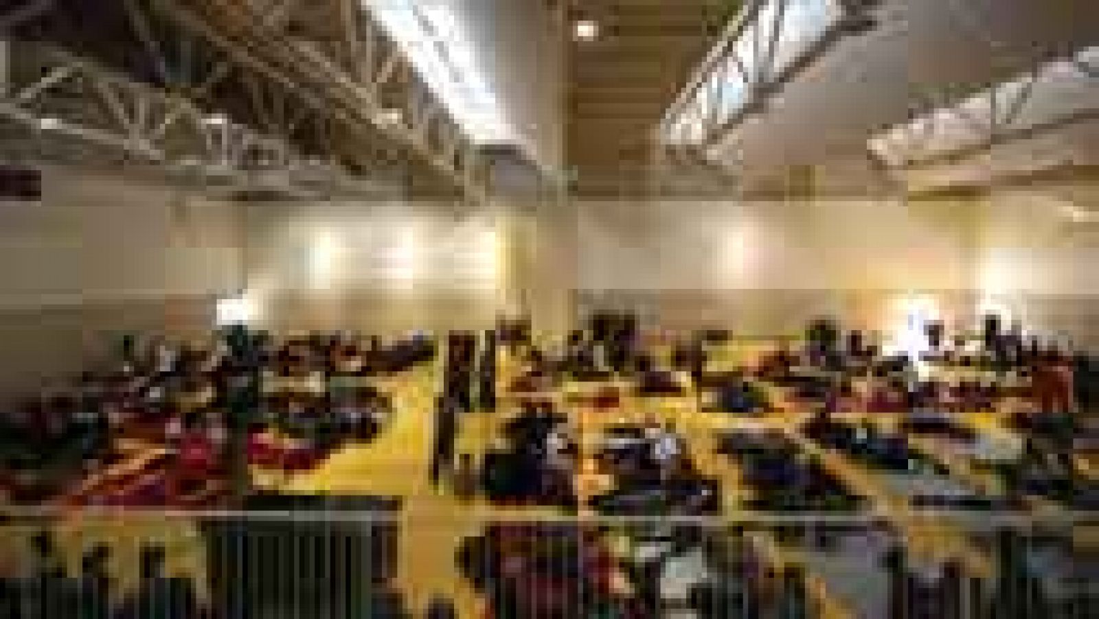 Un millar de inmigrantes descansa en dos polideportivos en Tarifa tras su rescate