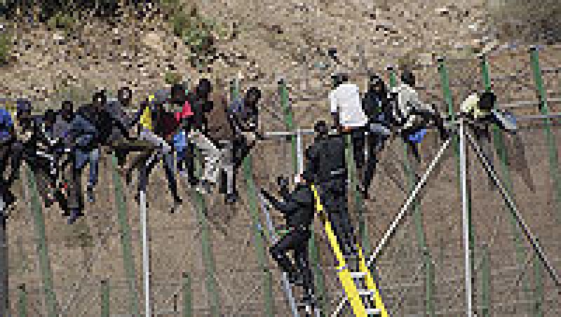 Cientos de inmigrantes protagonizan un nuevo intento de entrada en Melilla